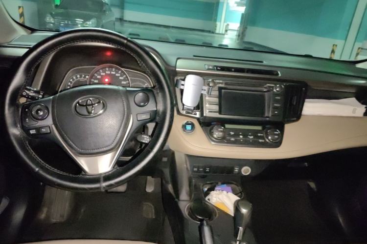 Used Toyota RAV4 2013 2.5L Automatic 4x4 Elite Edition Center Console