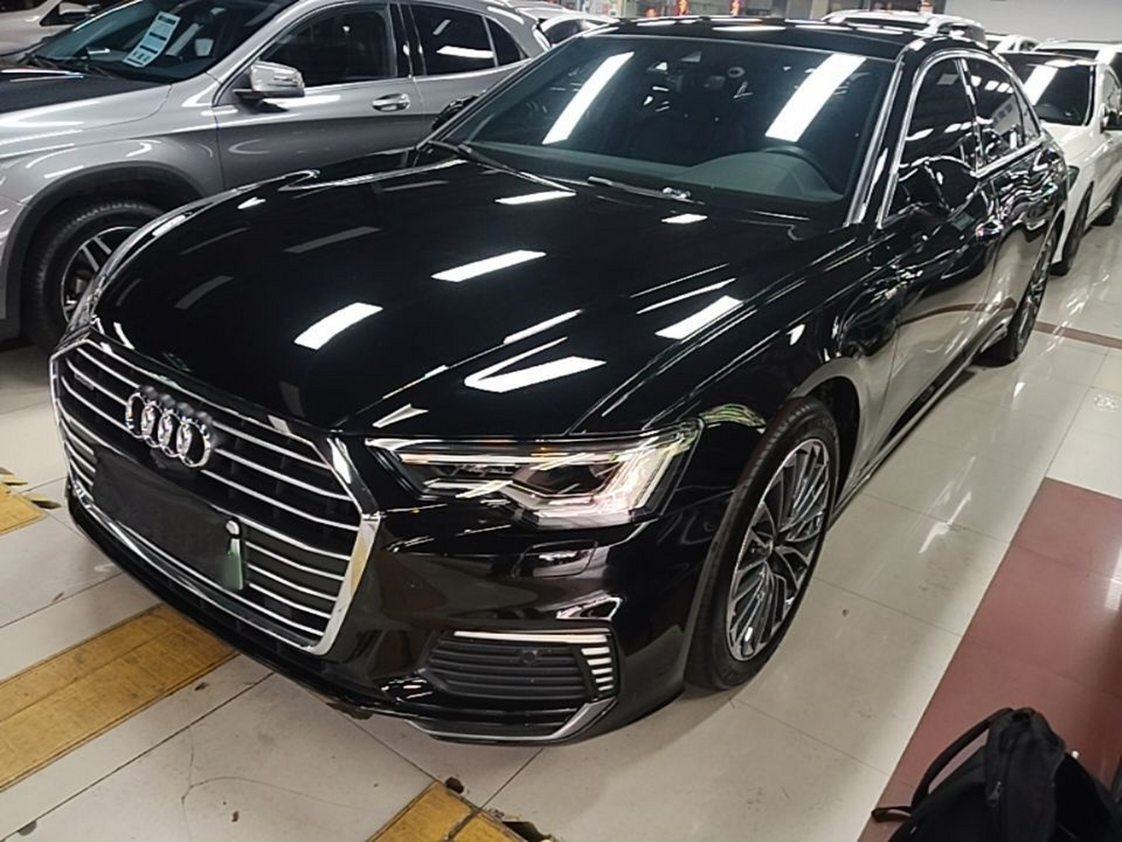 Под передней частью автомобиля