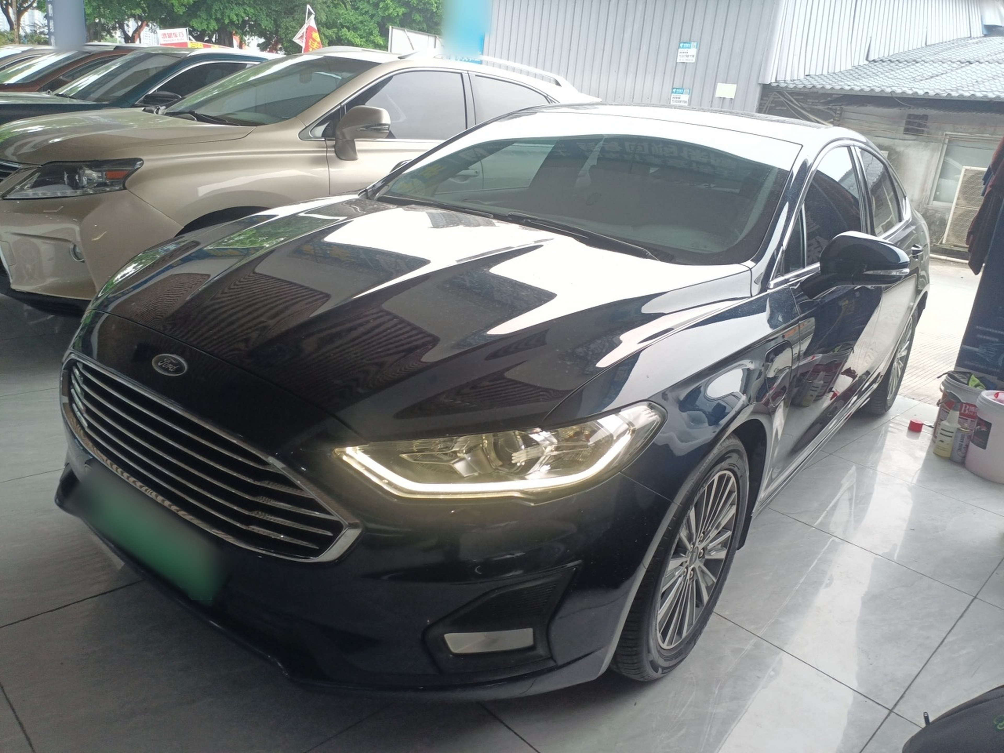 Под передней частью автомобиля