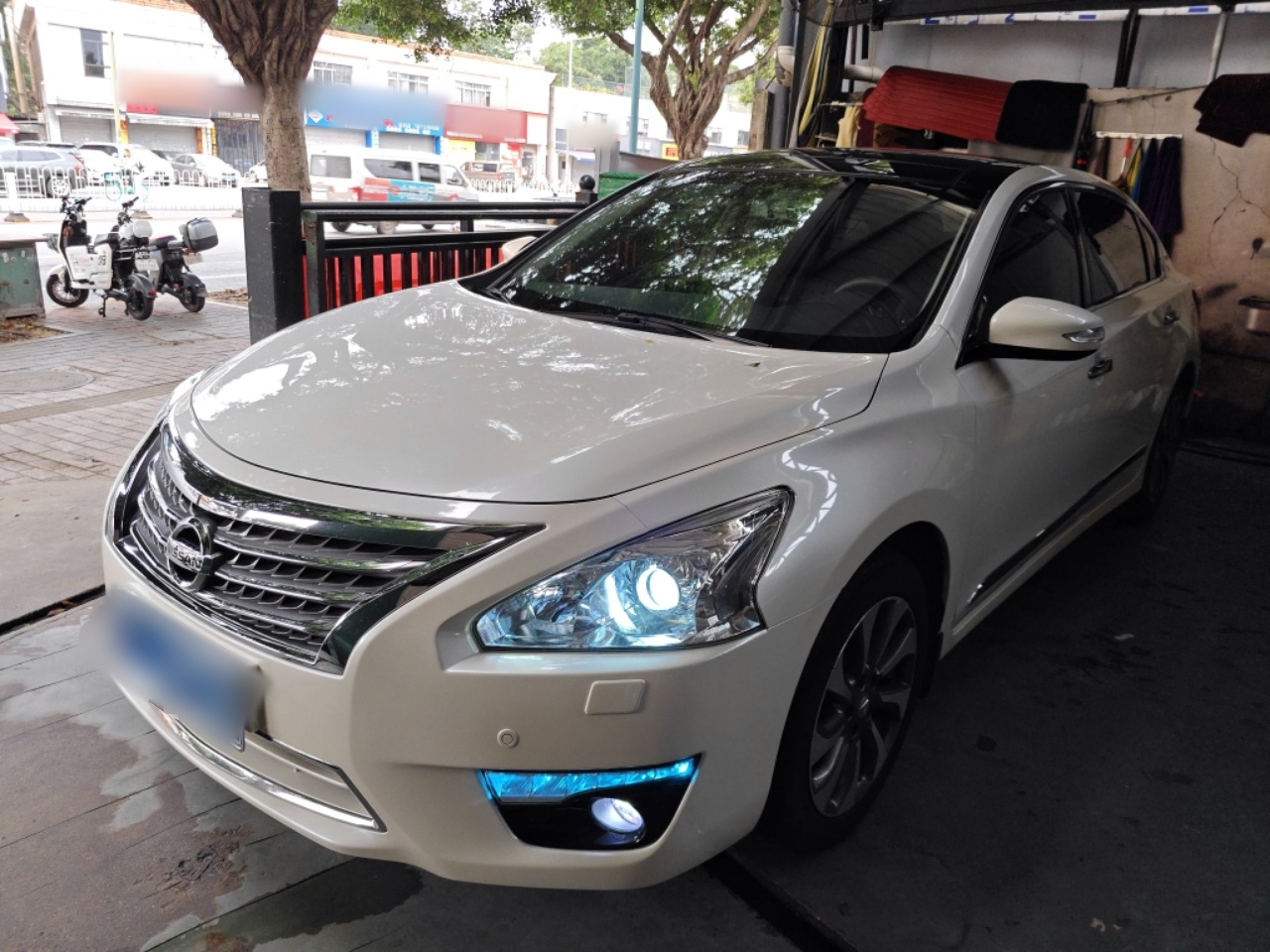 تحت مقدمة السيارة