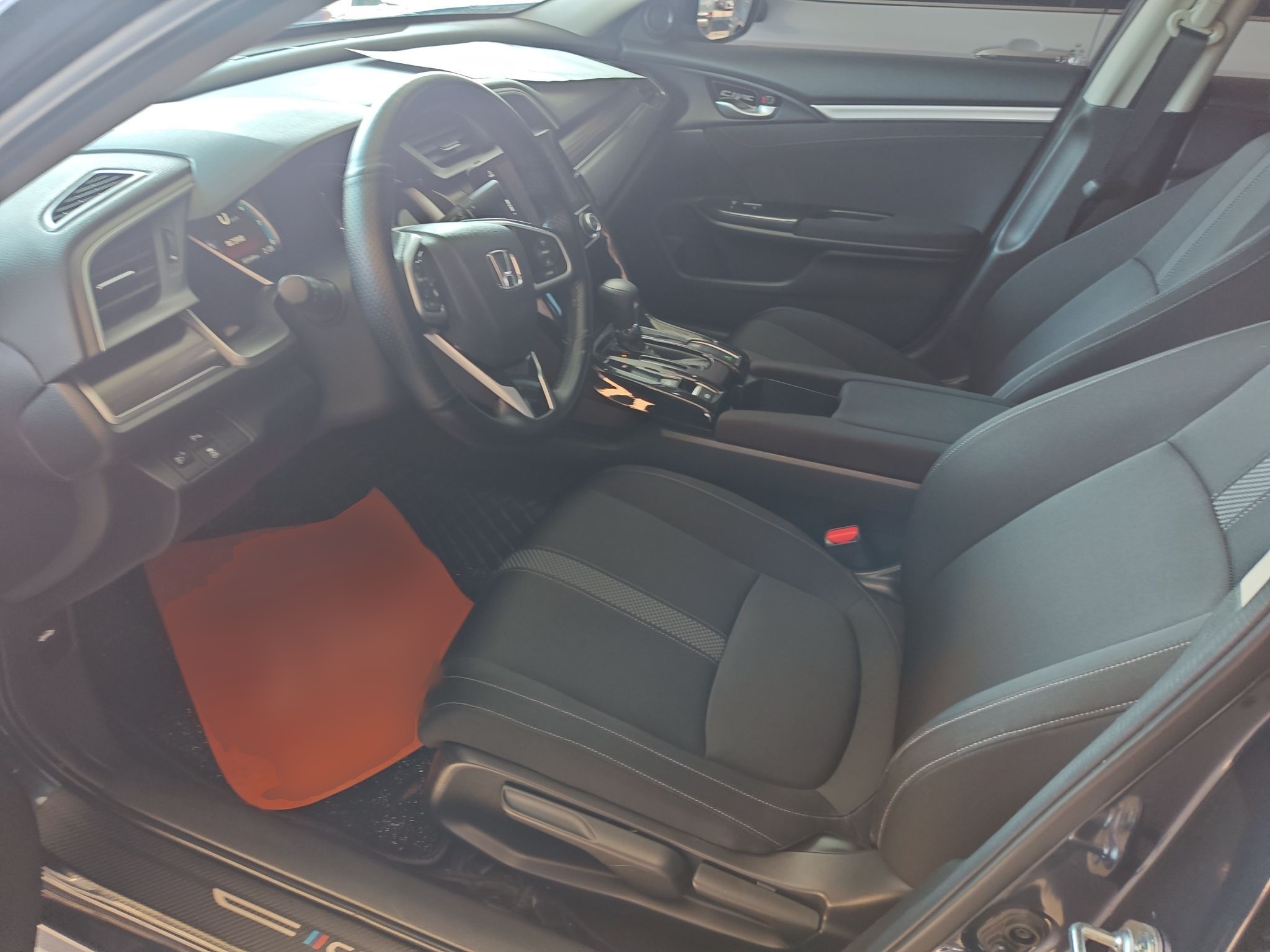 Переднее сиденье в автомобиле