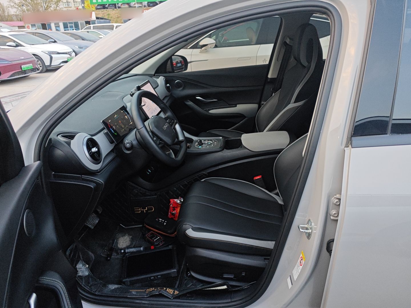 المقاعد الأمامية داخل السيارة