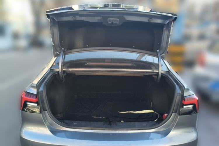 Used Roewe i6 MAX 2020 300TGI Automatic Supreme Edition with Cool Sunroof and Advanced Driving Features
