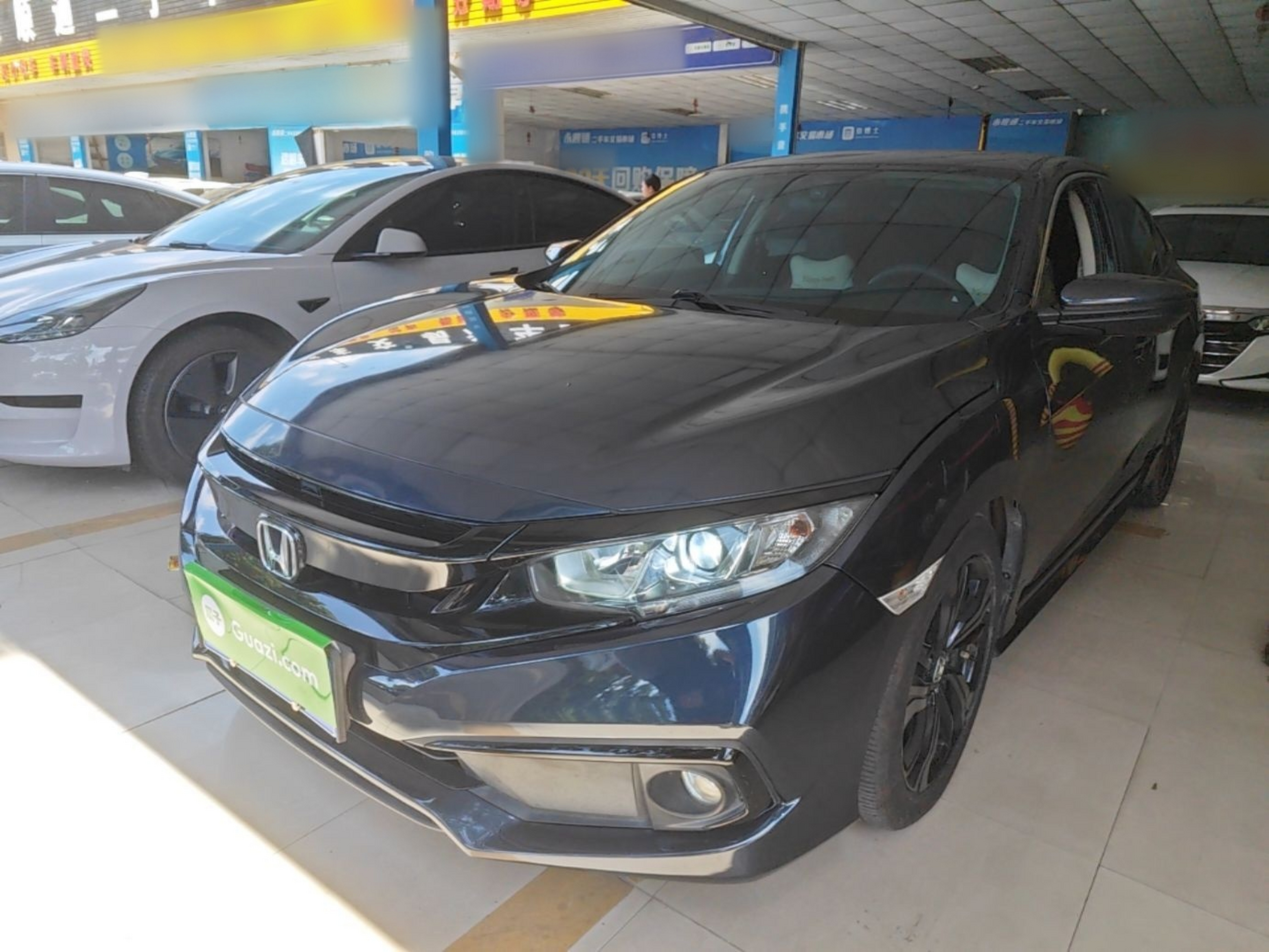 Под передней частью автомобиля