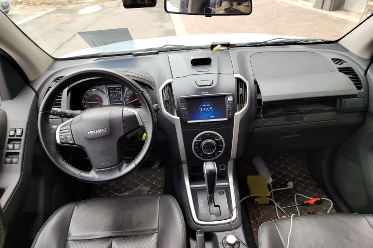 Used Isuzu D-MAX 2015 2.5T Four-Wheel Drive Automatic Ultra-Luxury Version 4JK1 Interior 2