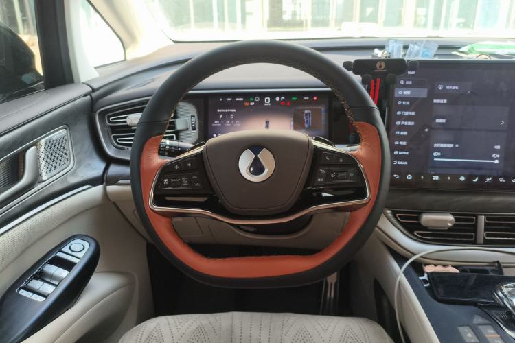 Used Denza D9 2025 DM-i Smart Drive 1020 Four-Wheel Drive Deluxe Model
