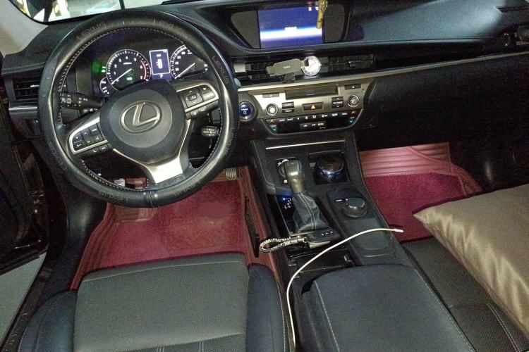 Used Lexus ES 2017 300h Mark Levinson Comfort Edition Center Console