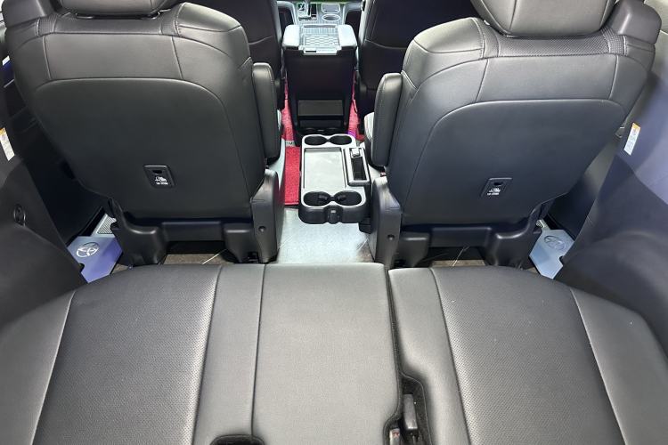 Used Toyota SIENNA 2023 2.5L Hybrid Deluxe Edition Interior 3