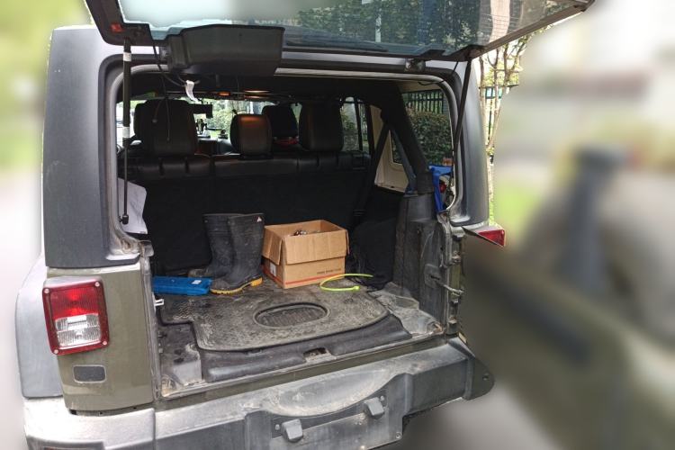 Used Jeep Wrangler 2015 3.6L Rubicon Four-Door Comfort Edition Trunk