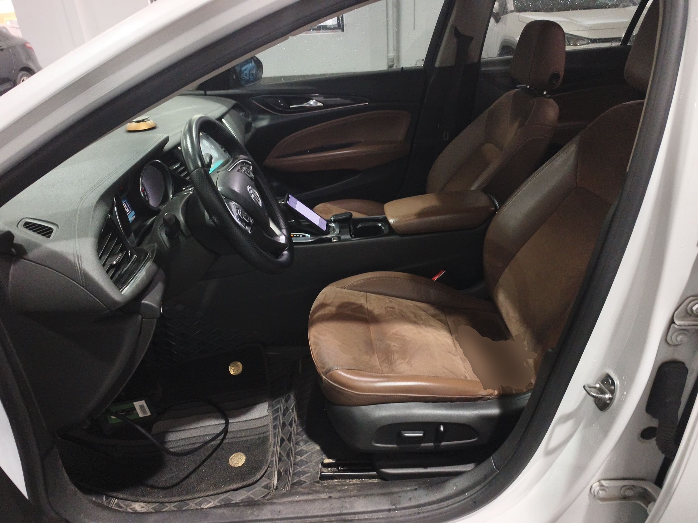 Переднее сиденье в автомобиле