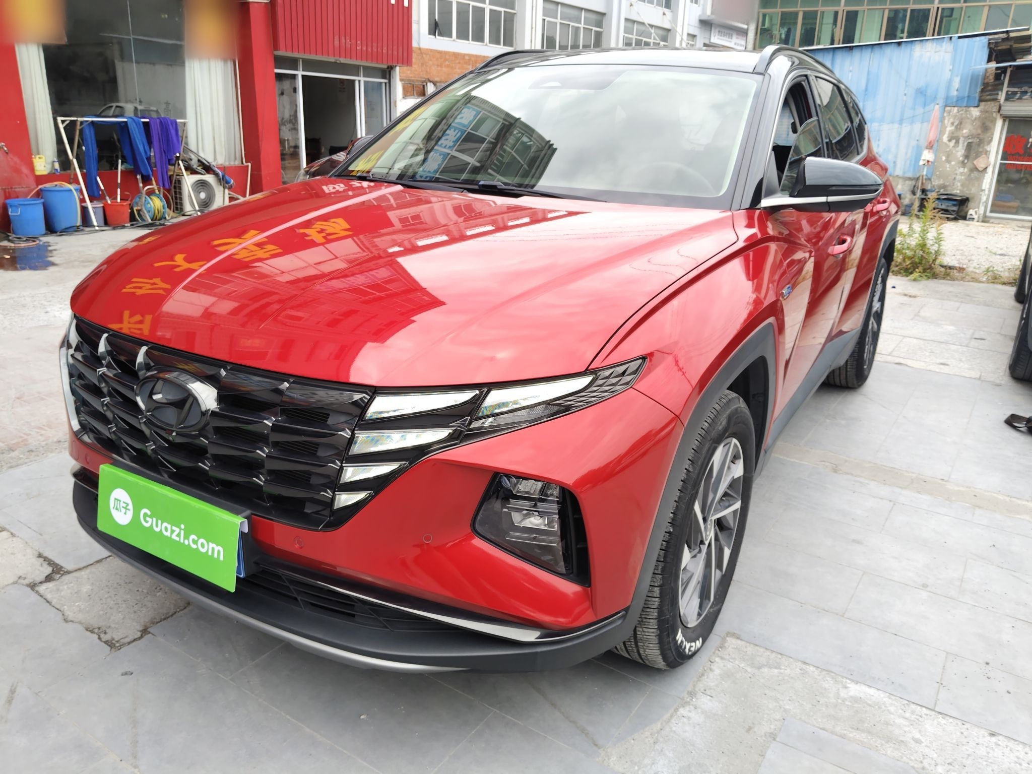 تحت مقدمة السيارة