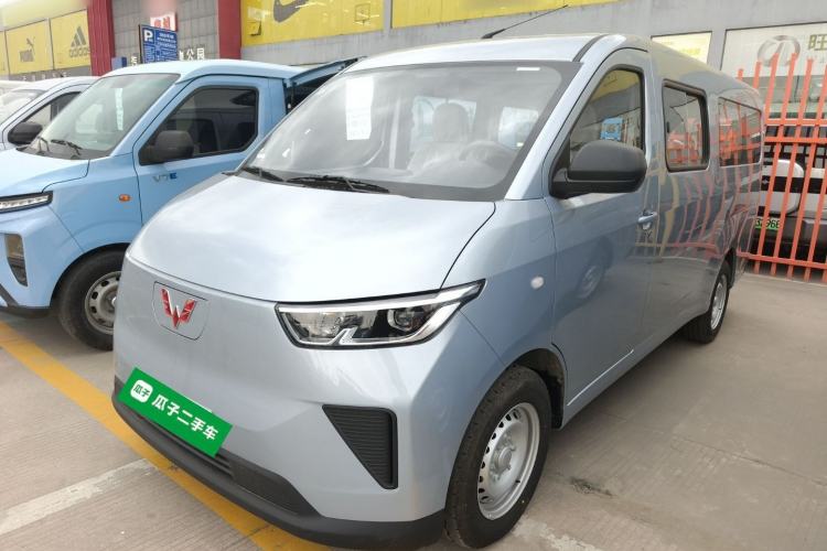 Used Wuling Yangguang 2024 300KM Comfort Version Passenger Van 75kW