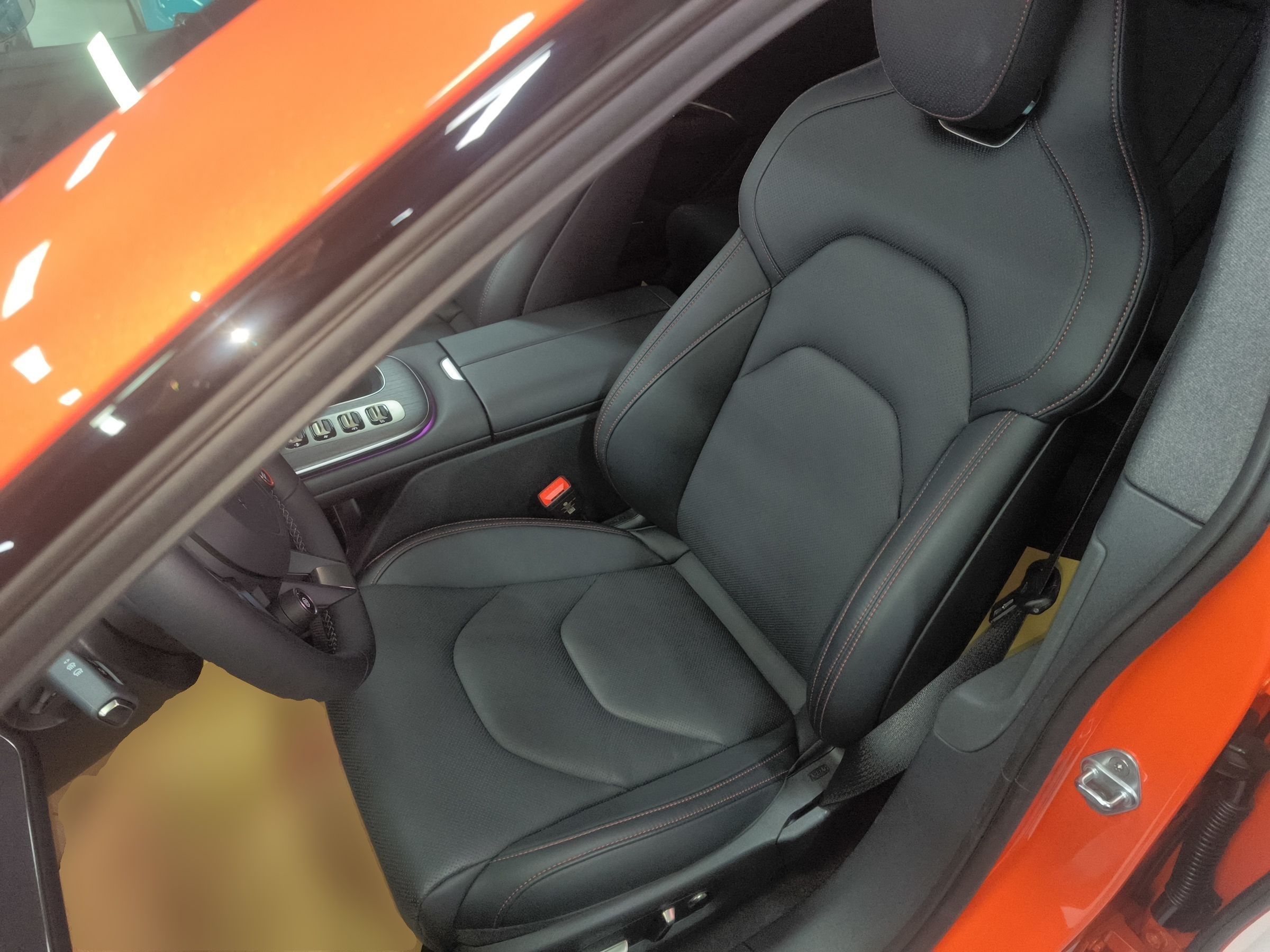 Переднее сиденье в автомобиле