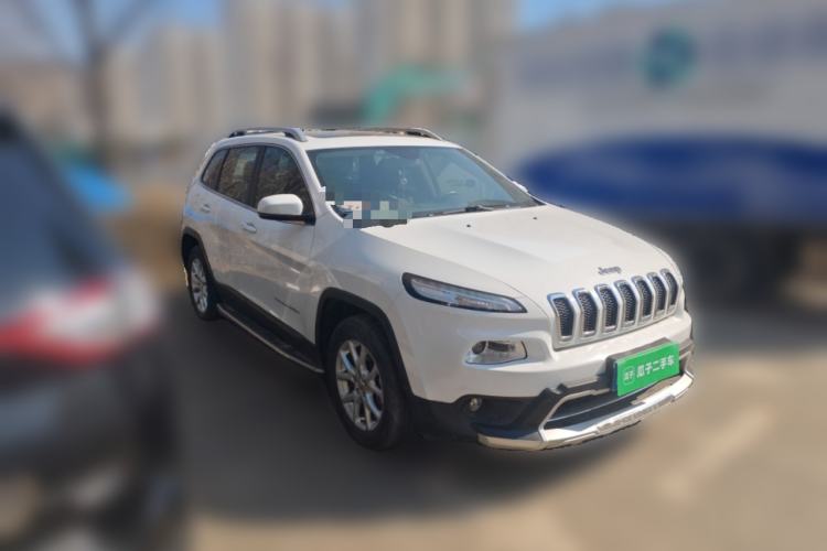 Used Jeep Cherokee 2017 2.0L Superior Edition Front Right 45 Deg