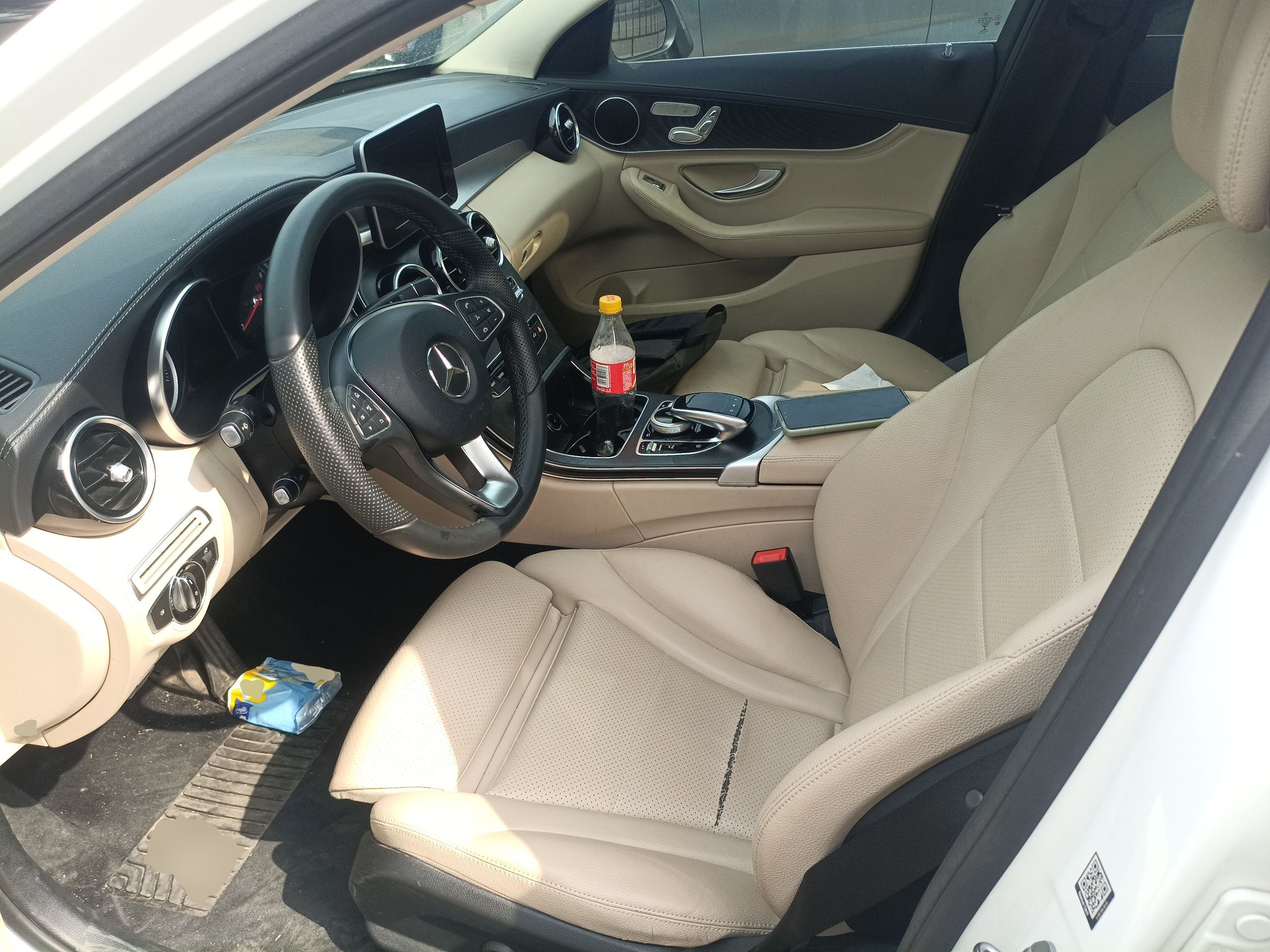 المقاعد الأمامية داخل السيارة