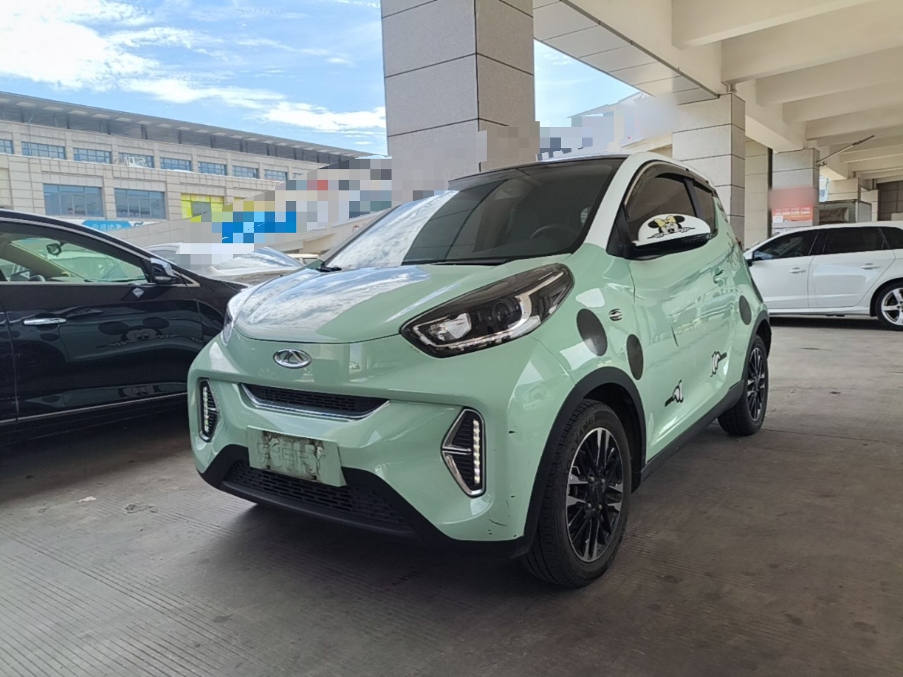 Под передней частью автомобиля