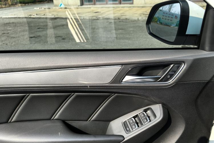 Used Roewe RX5 2016 20T Two-Wheel Drive Automatic Internet Smart Edition