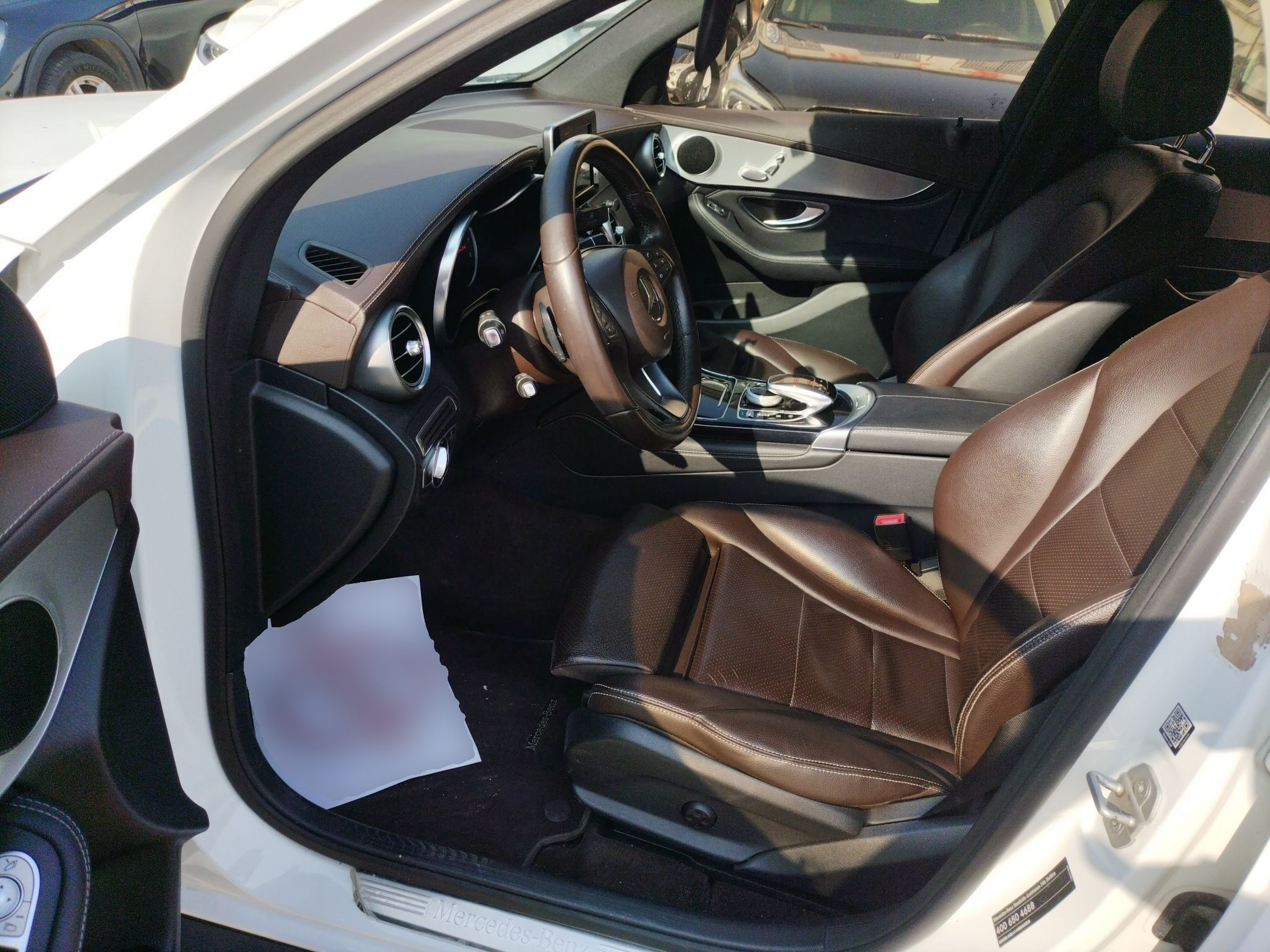 المقاعد الأمامية داخل السيارة