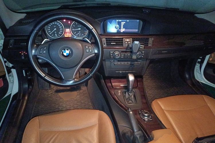 Used BMW 3 Series 2011 325i Luxury Edition Center Console