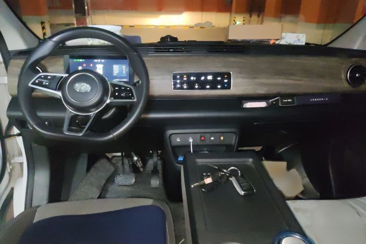 Used Ruichi EC75 2025 Model Passenger Vehicle Smart Driving Ultra-Charging Edition, Pioneer Type I, 52.16 kWh
