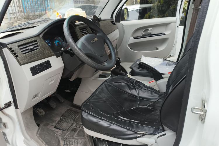 Used Jinbei New Hiace X30L CNG 2023 70L CNG Wealth Edition 6/7-seater Bus Non-Air-Conditioned Model SWCC15M