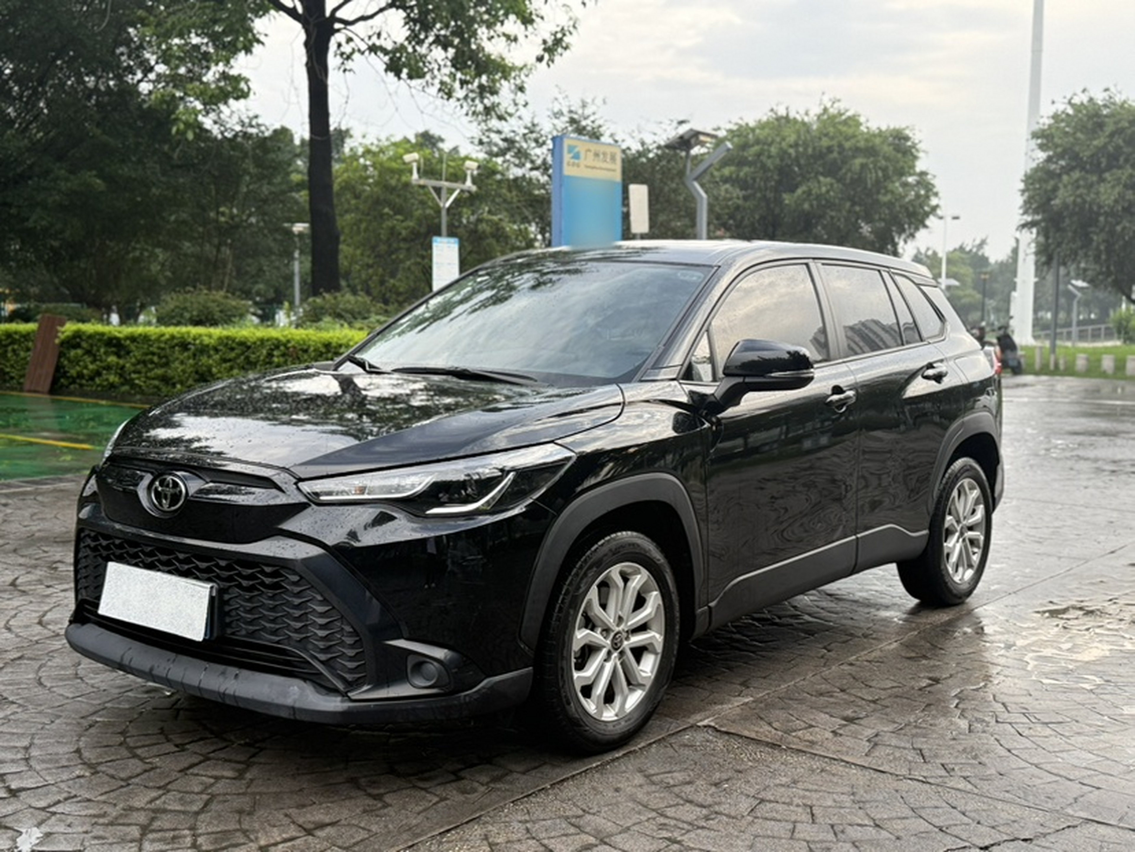 Под передней частью автомобиля