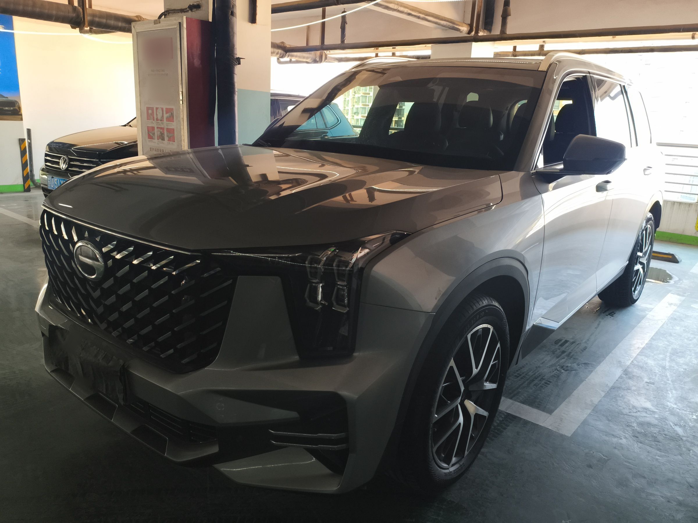 تحت مقدمة السيارة