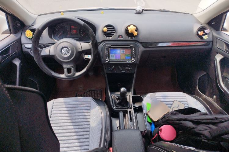 Used Volkswagen Jetta 2015 1.4L Manual Fashion Model Center Console