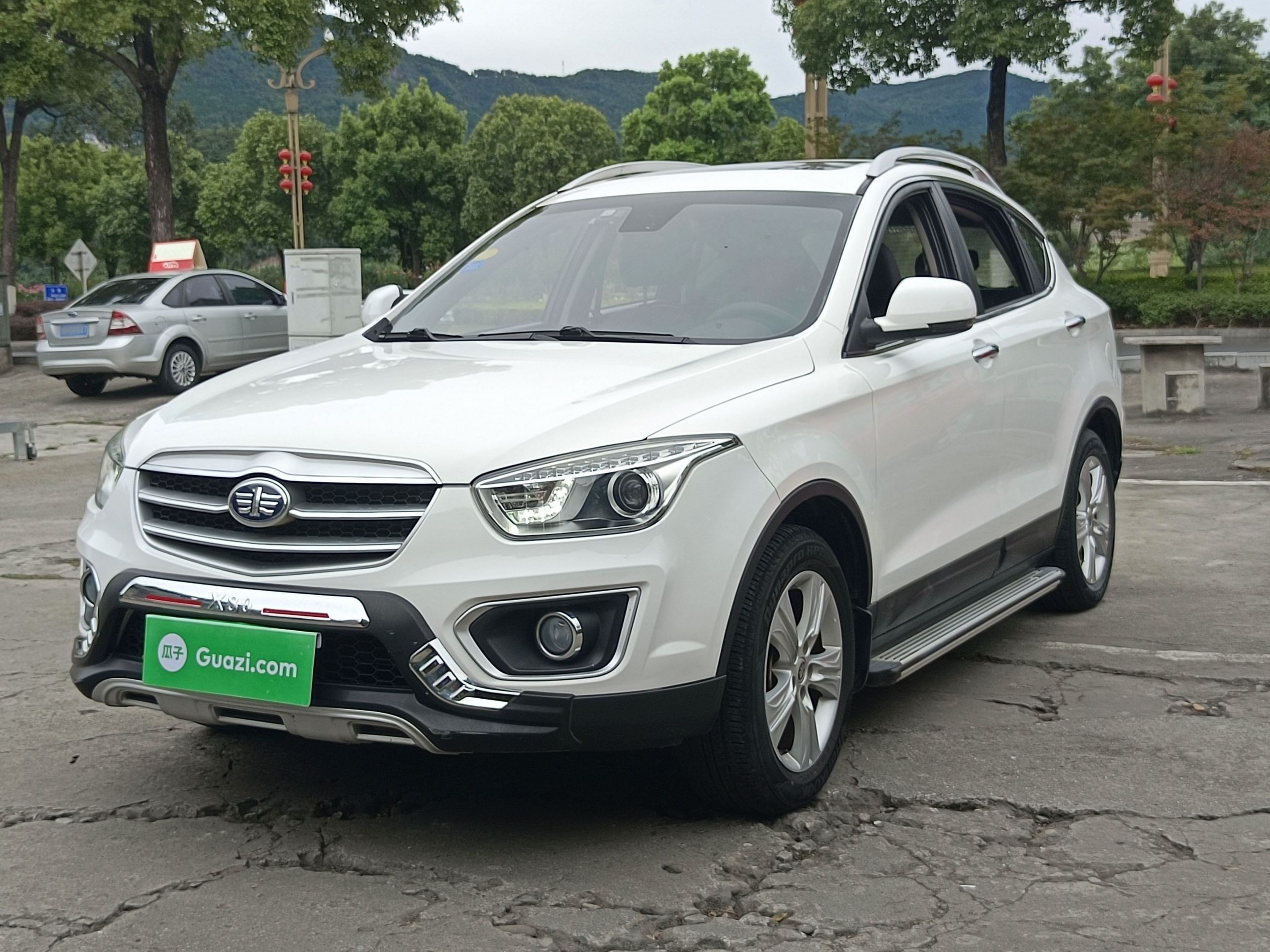 Под передней частью автомобиля