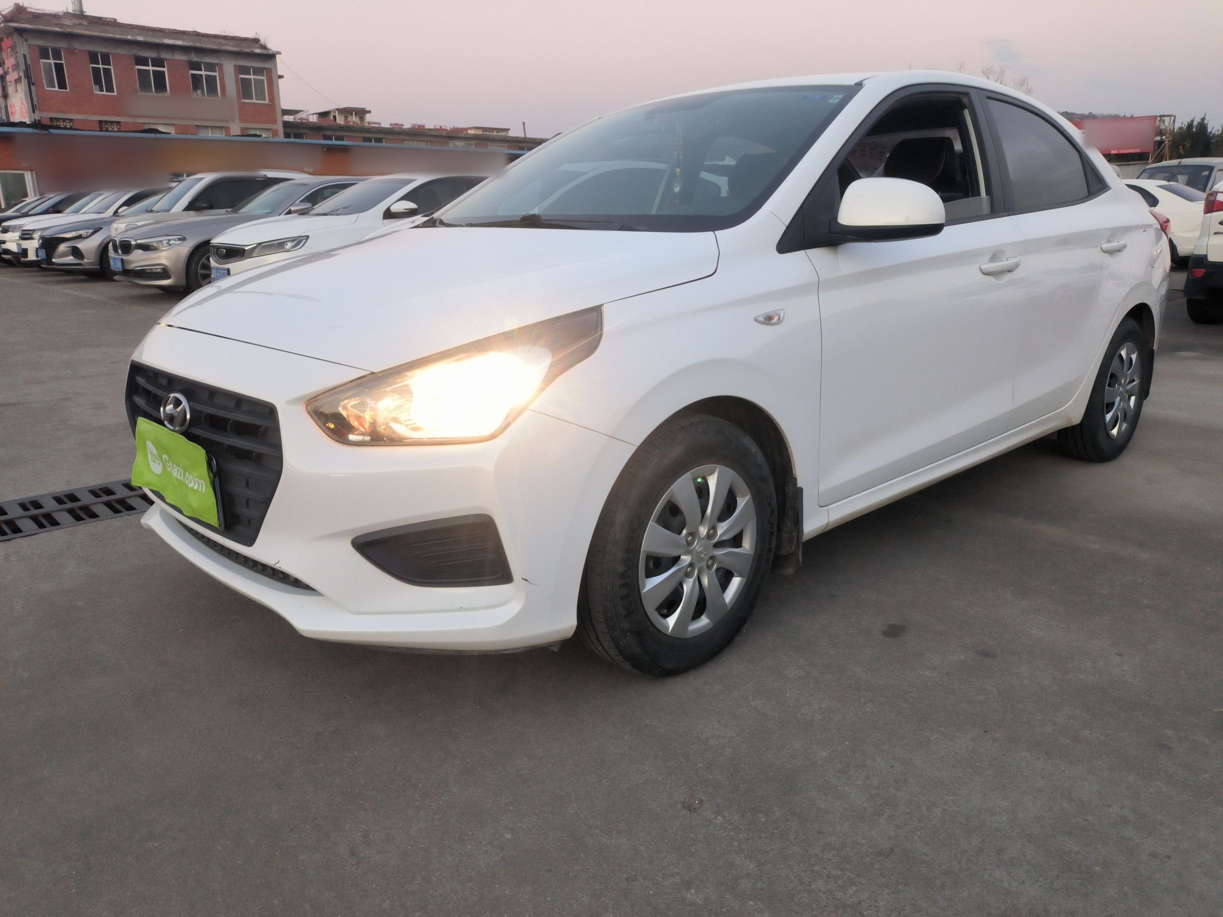 تحت مقدمة السيارة