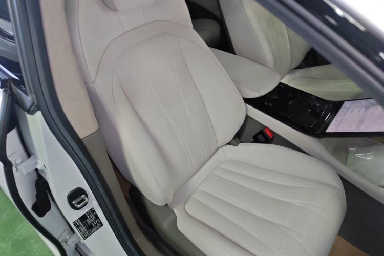 Used IM L7 2022 Dynamic Model Right Front Seat