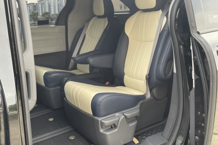 Used Toyota SIENNA 2024 2.5L Hybrid Comfort Edition Interior 3