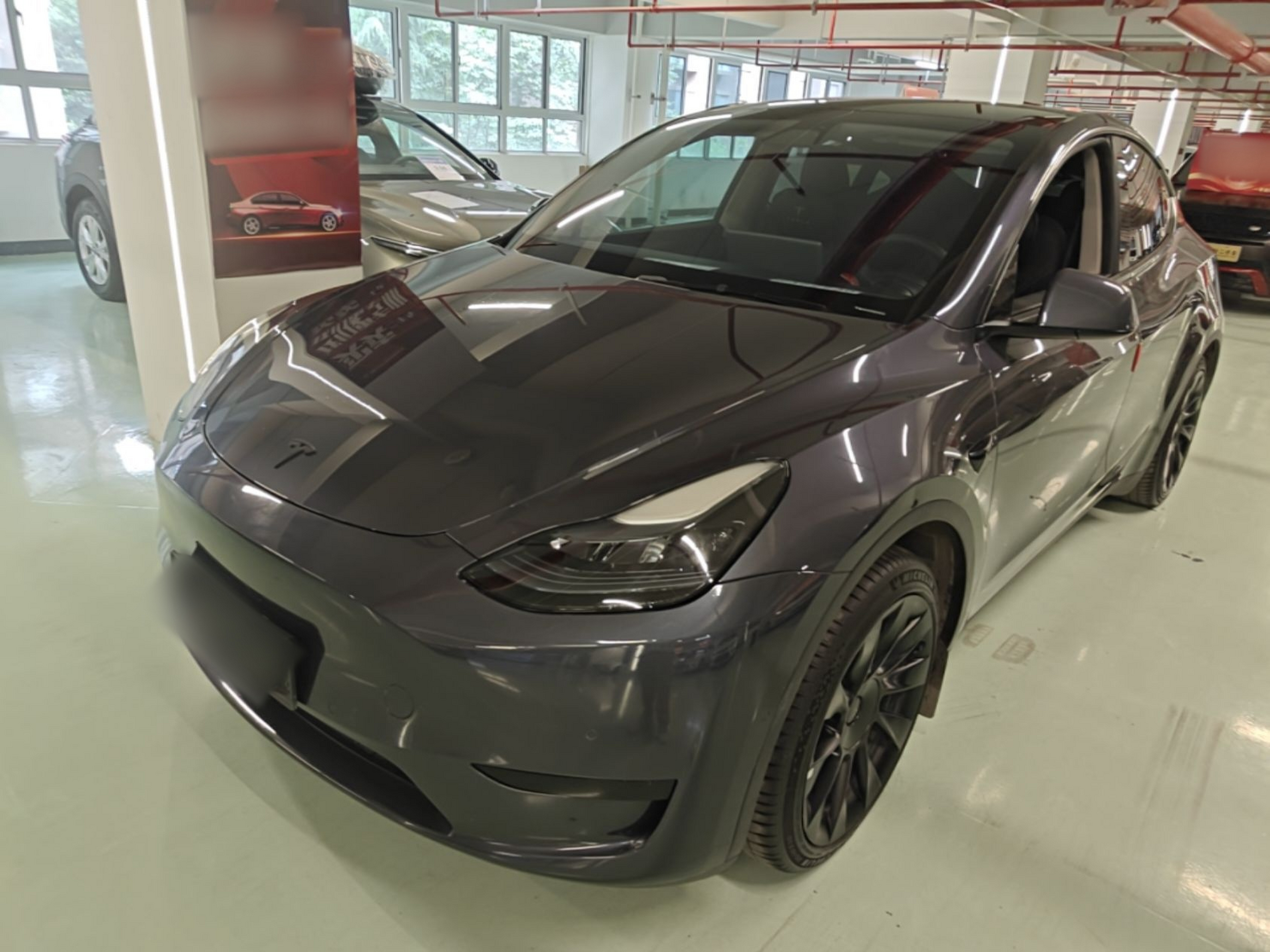 Под передней частью автомобиля