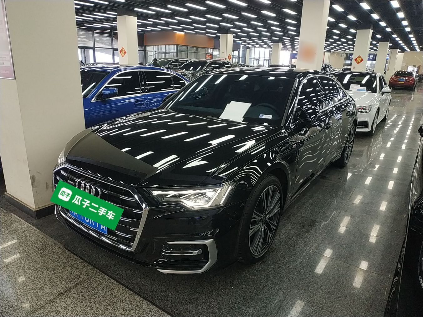 تحت مقدمة السيارة