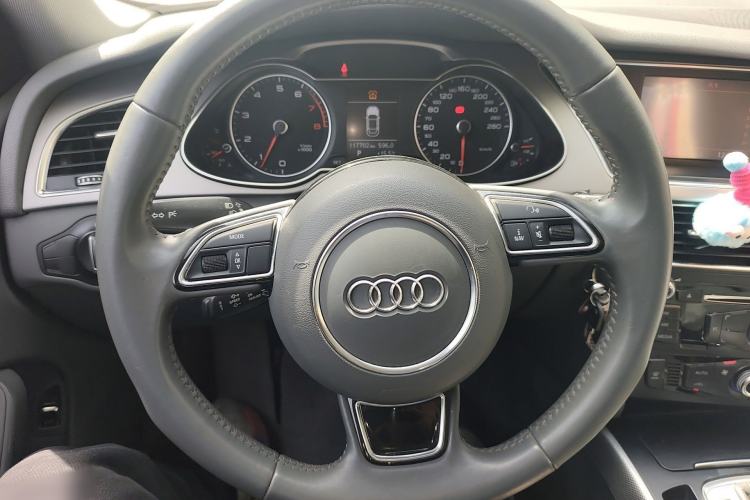 Used Audi A4L 2013 35 TFSI Automatic Standard Model Steering Wheel