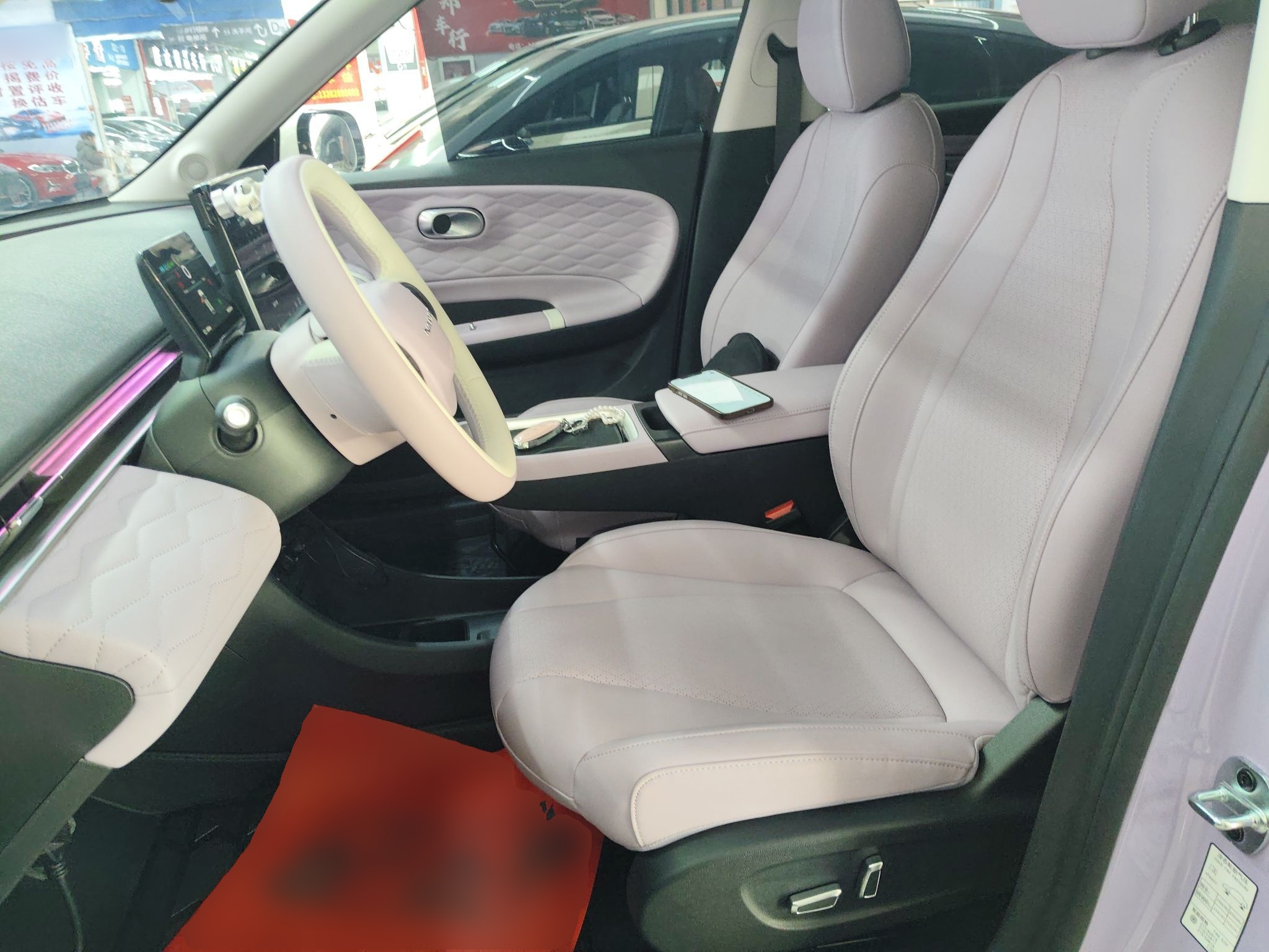 المقاعد الأمامية داخل السيارة