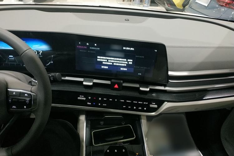 Used Kia Sportage (Chinese Domestic Model) 2025 1.5T Two-Wheel Drive Prestige Smart Enjoyment Version Center Console