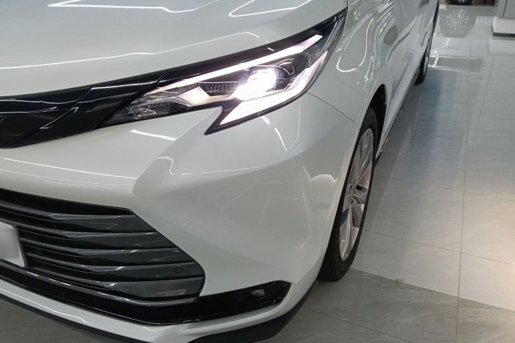 Used Toyota SIENNA 2023 2.5L Hybrid Deluxe Edition