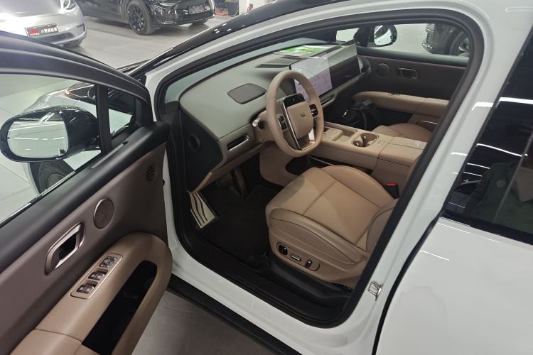 Used Li Auto i6 2025 Model Two-Wheel-Drive Standard Type
