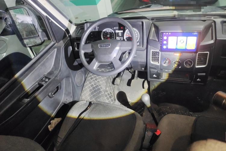 Used Iveco Daily 2023 2.5T V35 Van Short Wheelbase Low Roof Dual Tires Manual Doors 2-3 Seater
