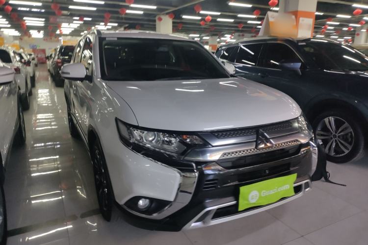 Used Mitsubishi Outlander 2020 2.0L Two-Wheel Drive Enjoyment Version 5 Seats Front Right 45 Deg