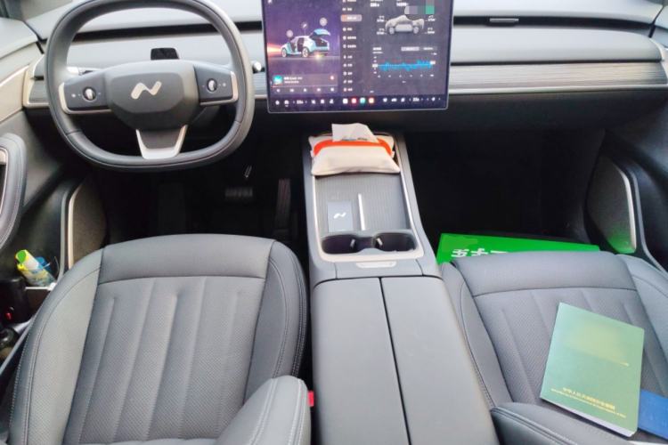 Used ONVO L60 2024 85 kWh All-Wheel Drive Center Console