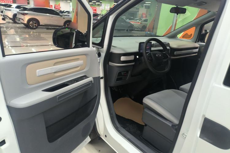 Used SAIC MAXUS Dana V1 2025 V1 Short Wheelbase Low-Roof Multi-Function Version (42 kWh)
