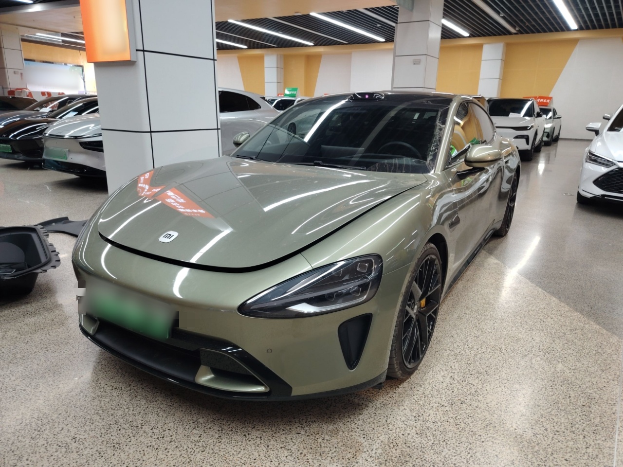 تحت مقدمة السيارة