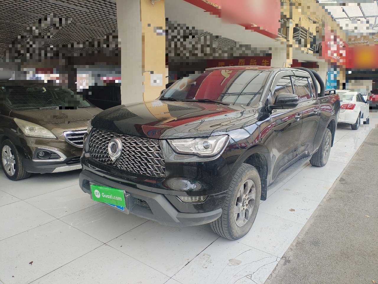 تحت مقدمة السيارة