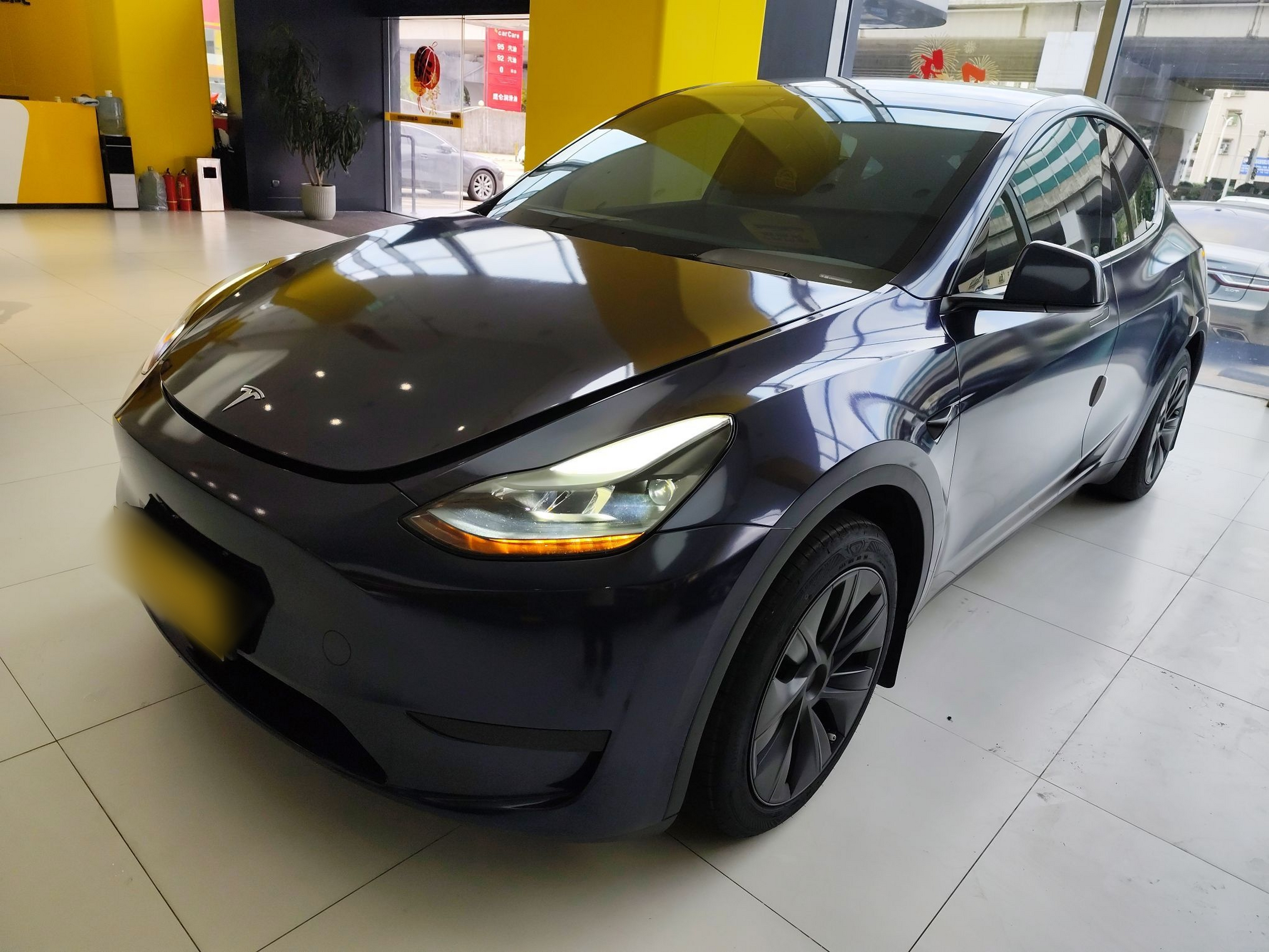 تحت مقدمة السيارة