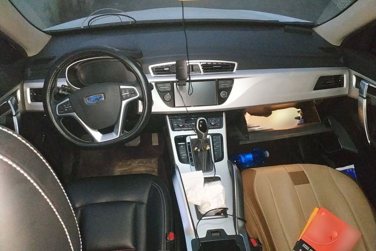 Used Geely Auto Emgrand X7 Sport 2018 1.8TD Automatic Two-Wheel Drive Smart Connect 4G Internet Edition Center Console