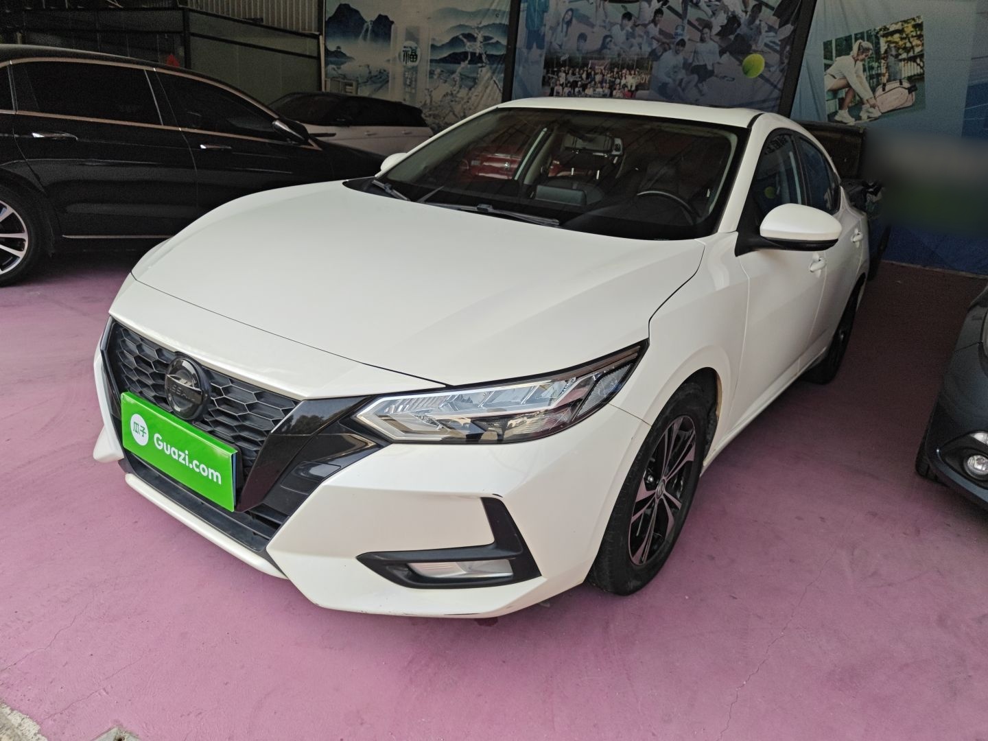 تحت مقدمة السيارة