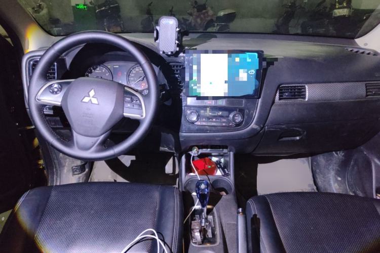 Used Mitsubishi Outlander 2014 2.4L 4x4 Deluxe Value Edition 7 Seats Center Console