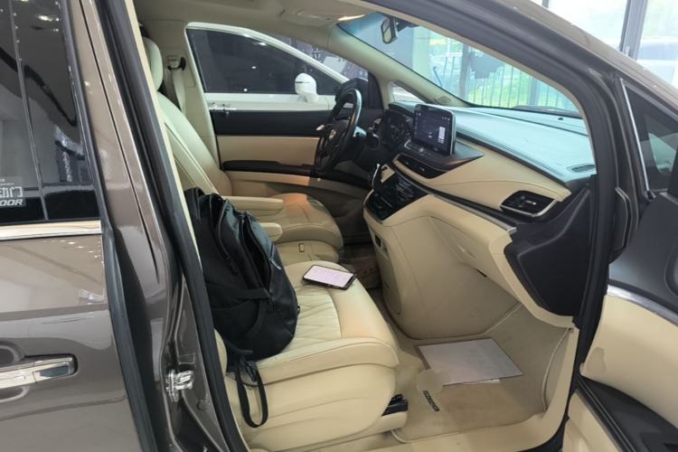 Used Buick GL8 2023 Facelifted Land Cruiser Executive Luxury Version

